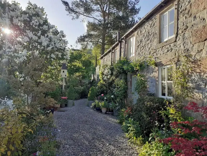 Gorgeous romantic cottage retreat, with gardens & Peak District views - Image 1