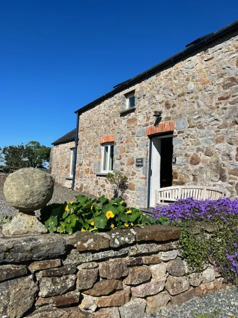 Beautiful rural location, Pembs Coast National Park near beaches, walk to Carew - Image 1