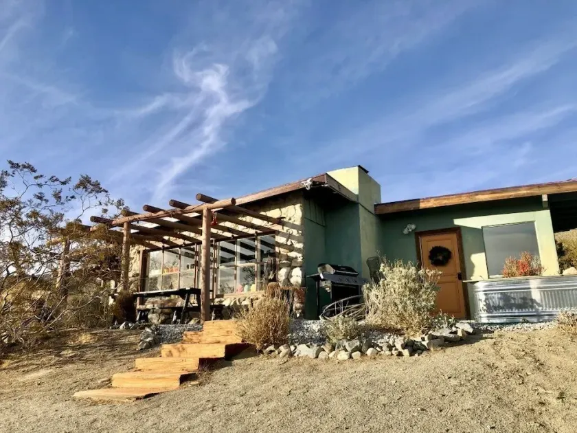 Midcentury husgård med fantastisk utsikt mellan Palms Springs och Joshua Tree - Image 1