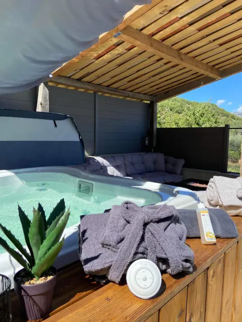 Cosy house l'antre deux Pierres with private jacuzzi between sky and sea - Image 1