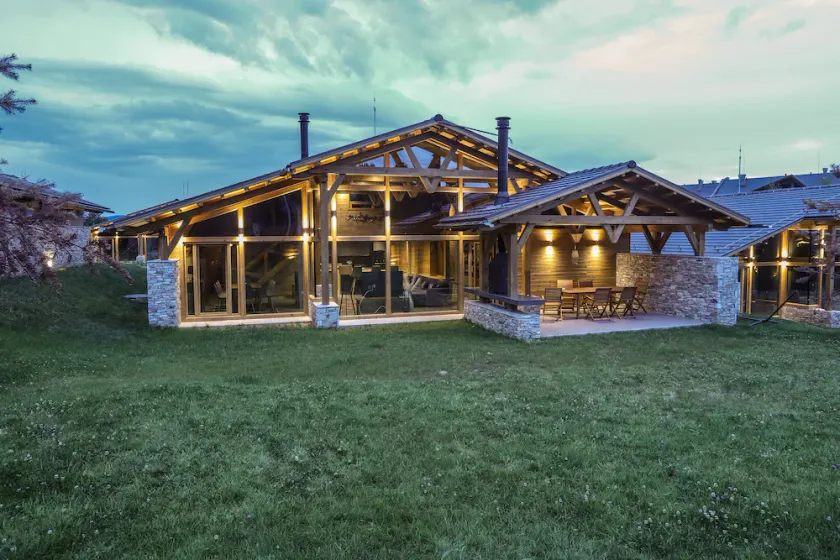 Chalet for up to 10 people with sauna, private home theater and hot tub - Image 1