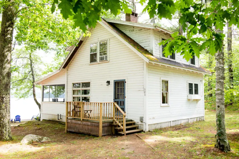 Peaceful lakeside home - Image 1