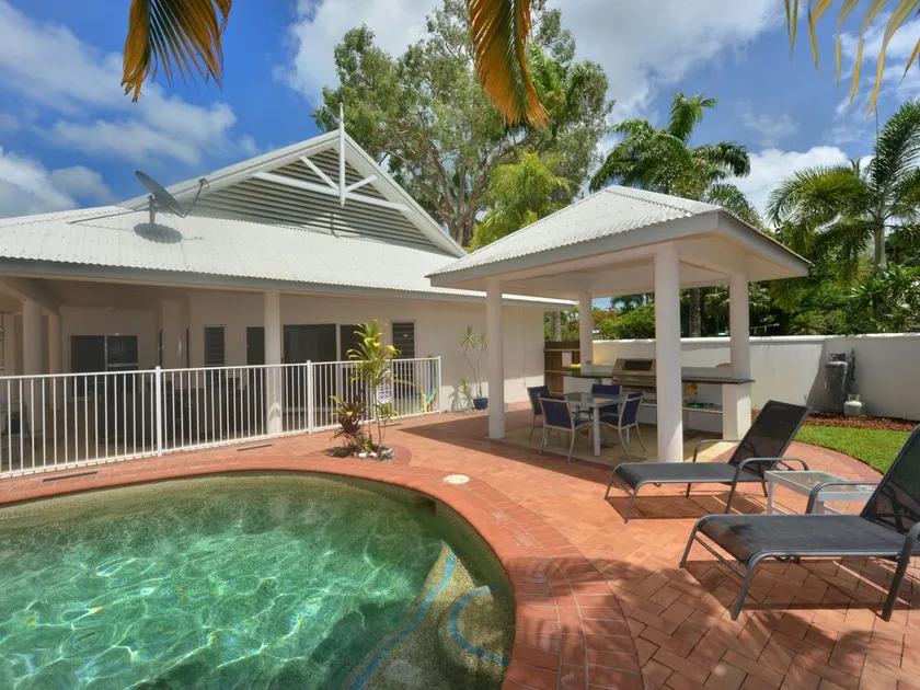 Solander House - 5 Bedrooms across from the Beach - Image 1