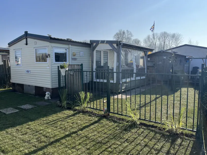 Chalet avec piscine, jardin et terrasse - Image 1