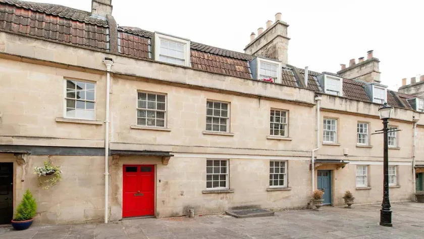 Beautiful 2 Bed city centre apartment in Georgian Mews House with garden. - Image 1