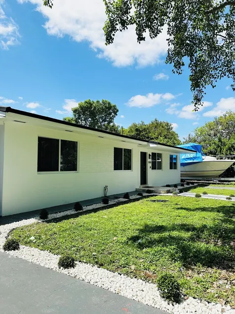 Peaceful Private Studio with King Bed, Bath & Dining Space in Little Havana 🌴 - Image 1