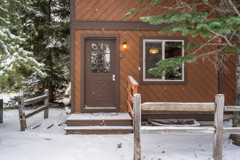 Homestead 1: Cozy 2BR in West Yellowstone, just 1 minute from Yellowstone Park! - Image 1