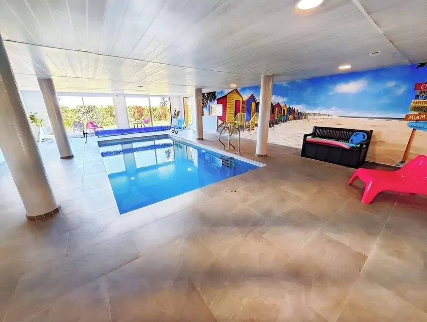 Large house with indoor swimming pool and pétanque court - Image 1