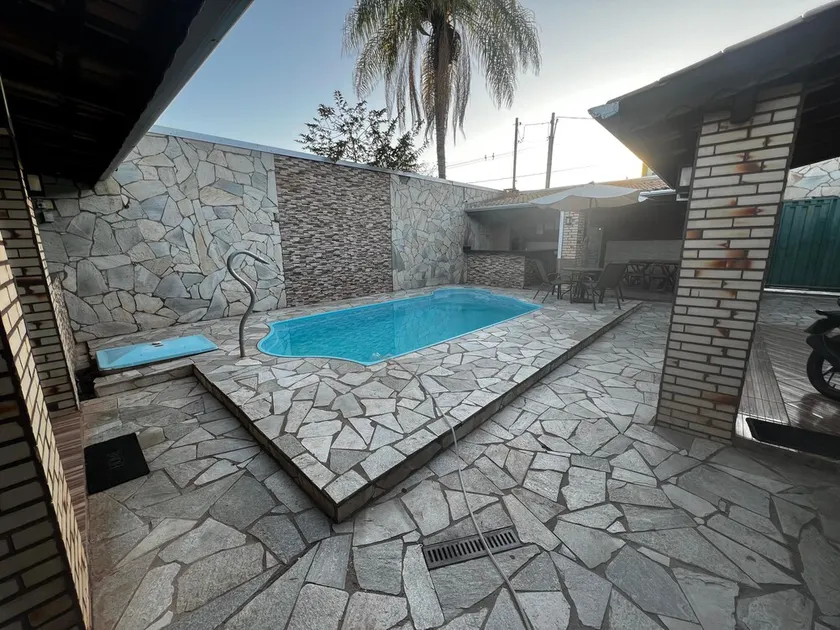 House with pool and barbecue. - Image 1