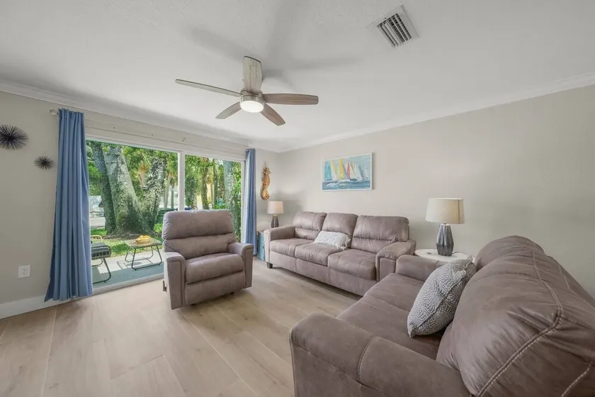 Heat of Siesta Village Walk to Beach w heated Pool - Image 1