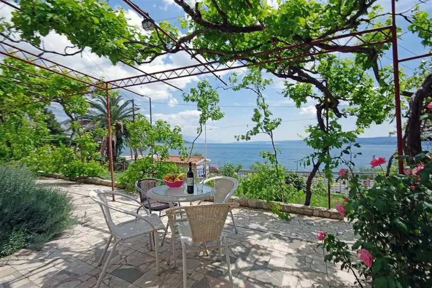 Apartamento de una habitación en la playa Dugi Rat, Omis (A-7575-b) - Image 1