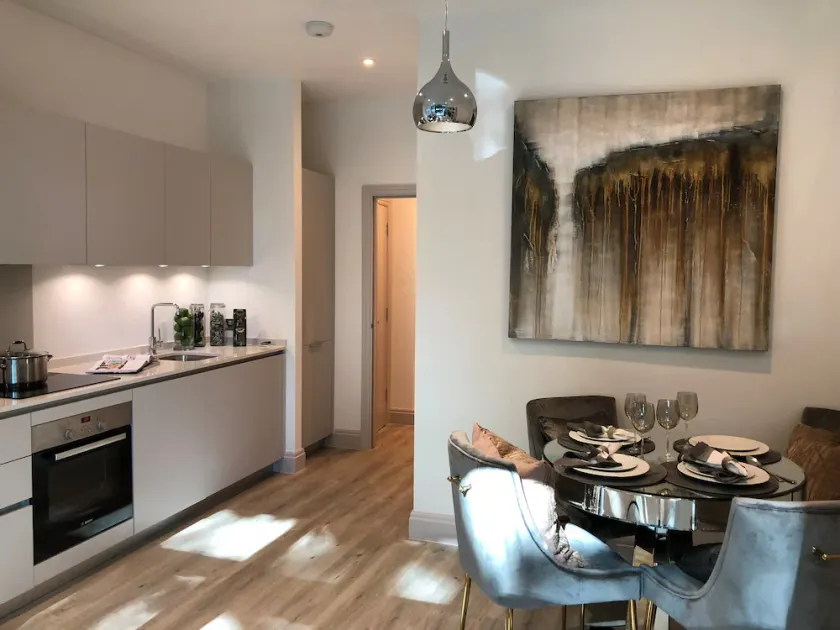 New contemporary flat with gated parking,walk to shops, movies,restaurants,tubes - Image 1