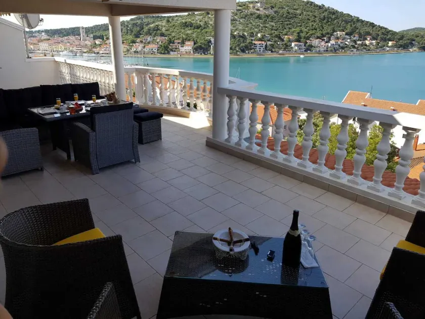 Villa Dolores vue mer et front de mer à Tisno sur la côte dalmate - Image 1