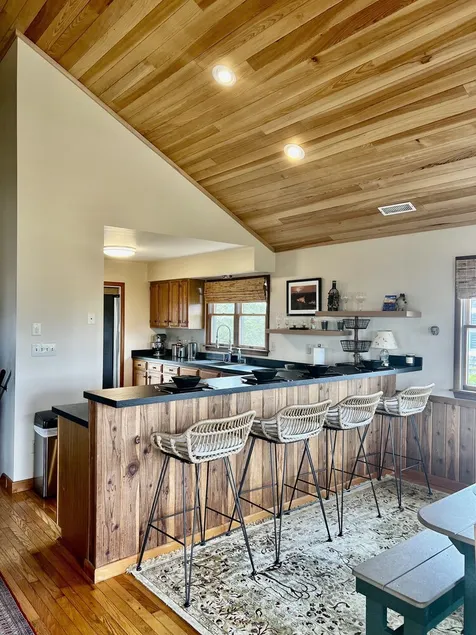 Three-bedroom house with views, decks, golf cart and home gym! - Image 1