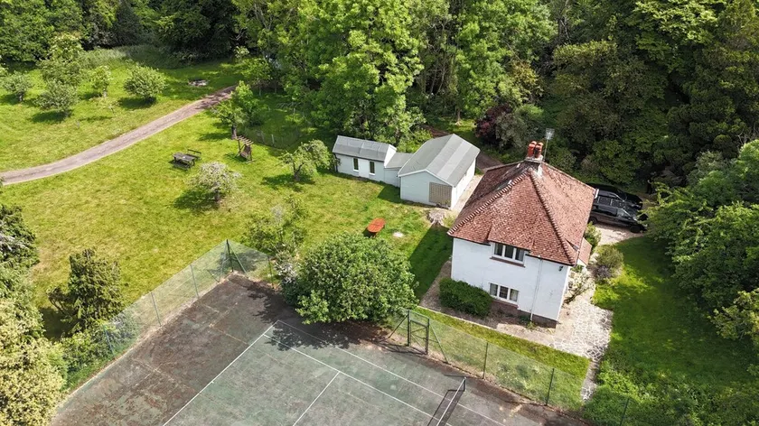 Cosy Cottage with Large Garden I Semi Rural Retreat! Nearby Countryside, Beaches & Goodwood - Chichester Holiday Properties - Image 1