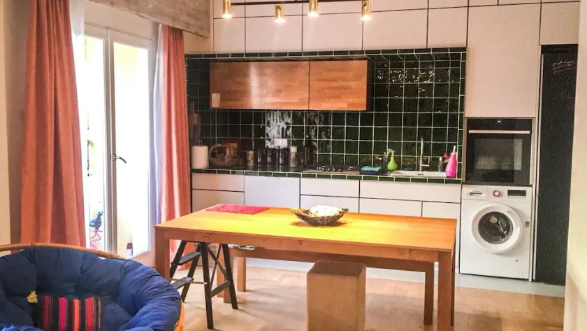 Central, beautiful, newly renovated home with piano waiting for you! - Image 1