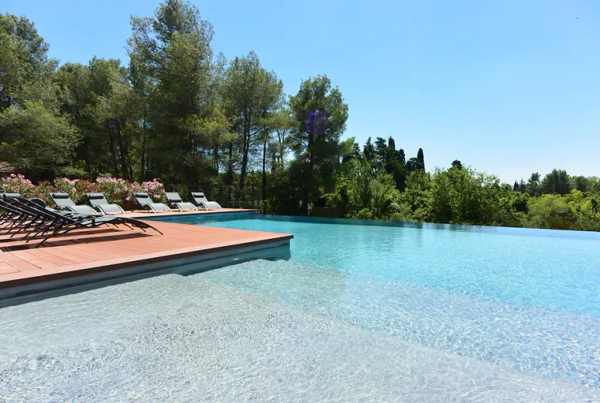 Alpilles Luberon, Mas 4 étoiles, climatisé, piscine chauffée, 9 chambres 7 SDB - Image 1