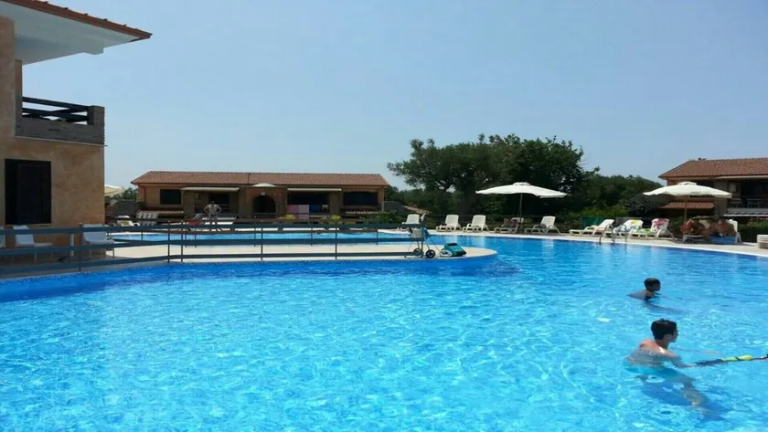 Lägenhet i park med pool - Image 1