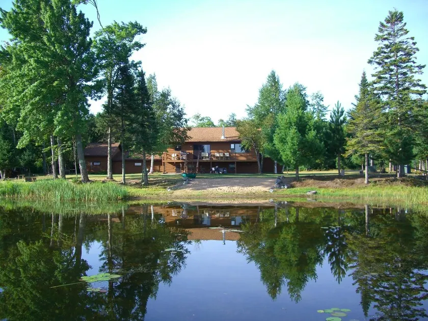 Abgeschiedenes 4BR Haus am Lac Vieux Desert mit 370 Fuß am Seeufer, Privatstrand - Image 1