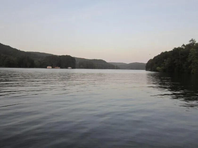 Angeln, Skifahren, Schwimmen an einem ruhigen abgeschiedenen Tal See - Image 1