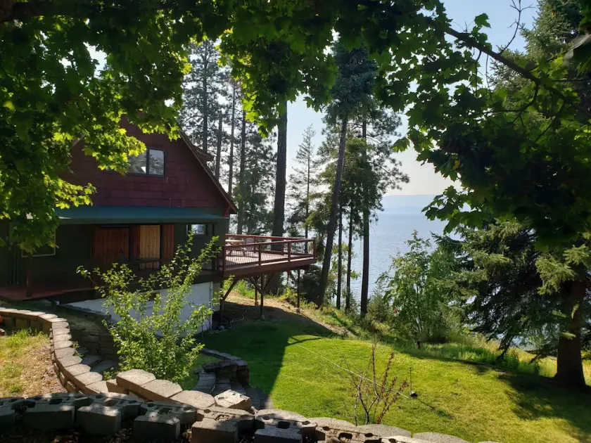 Pacífica casa envuelta en un paisaje tranquilo y pintoresco junto a una playa rocosa.<br> - Image 1