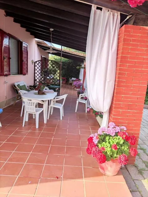 Holiday Home 'Gungui' with Private Terrace, Shared Garden and Air Conditioning - Image 1