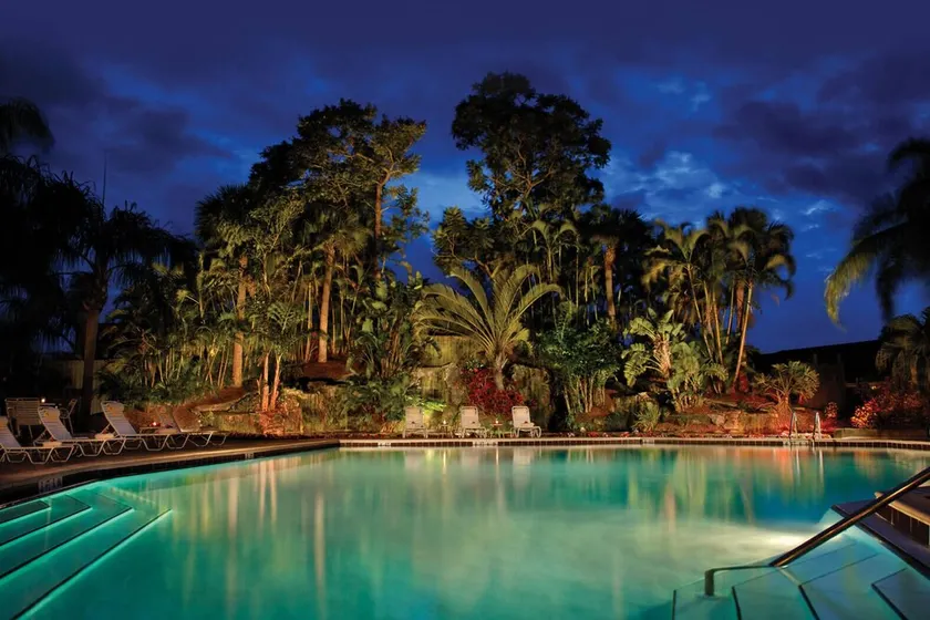 Location is everything! Clean and quaint condo in beautiful Park Shore Resort. - Image 1