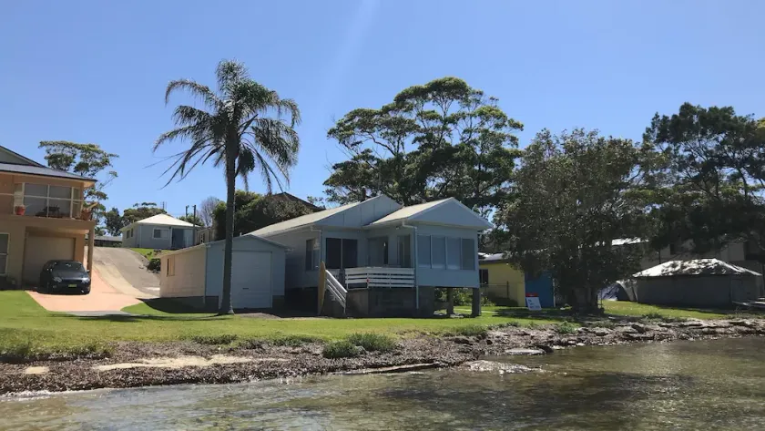 The Palm Tree Cottage - Absolute Waterfront - 5 mins to Hyams Beach - Image 1