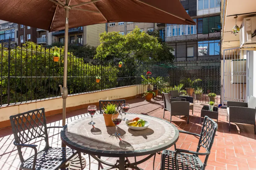 Charme, Cuisine équipée Apt Situé tout près du Paseo de Gracia. Grande terrasse! - Image 1