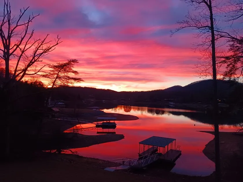 LAKEFRONT 4/3.5, Private Dock, Pool Table, Lakeside Firepit, Kayaks, Paddleboat - Image 1