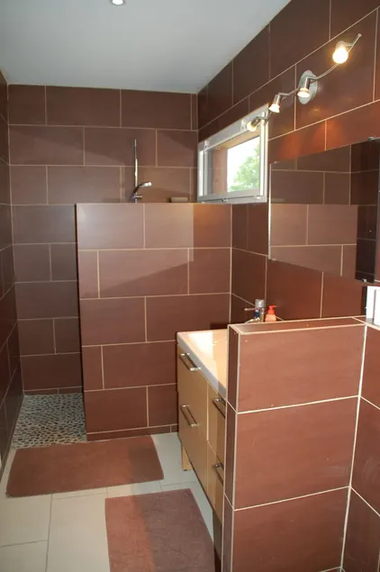 Trähus i dess gröna miljö - Image 1