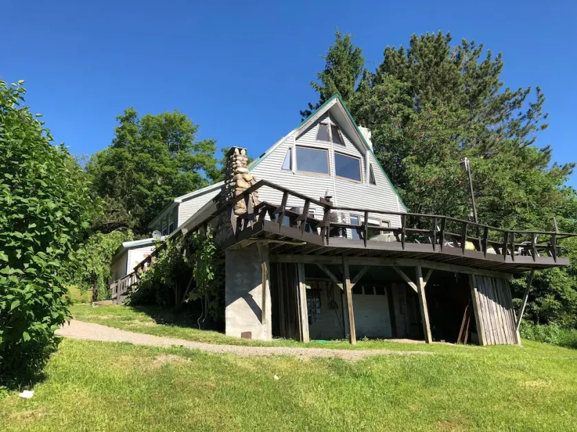 Schöne Hütte am mystischen Berg - Image 1
