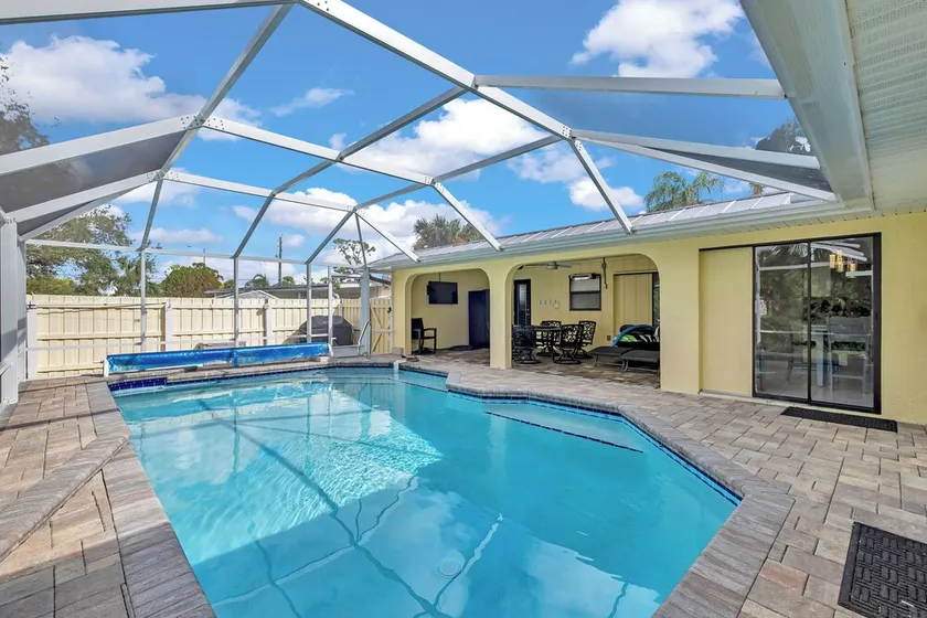 TROPICAL FAMILY OASIS ON CANAL-PET FRIENDLY - Image 1