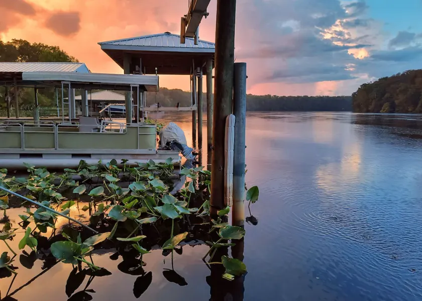 Riverfront Otter House with boat dock. 10 mins from springs, 20 from Cedar Key - Image 1