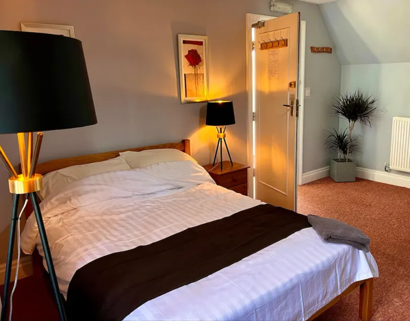 Tidy rooms above period local pub - Image 1
