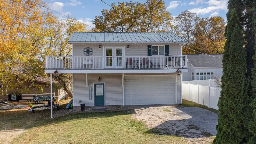 Beulah Apartment with Scenic Lake Views, Just 5 Minutes Away from the Beach! - Image 1