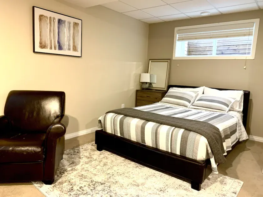 Basement Studio with Separate Entrance - Image 1