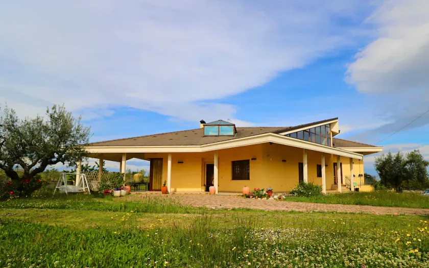 Villa with large garden 10 minutes from the beach - Image 1