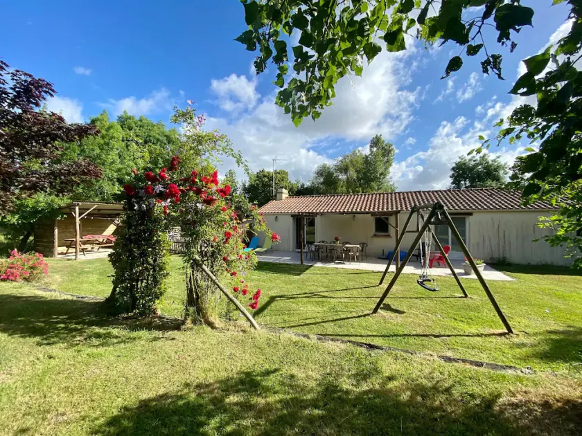 Countryside Retreat: Cozy 3-Bed Gîte with Garden, Terrace & Petanque near Pornic - Image 1