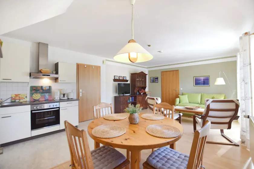 Beachfront apartment for up to 3 people, parking, pets allowed, linens included, Wi-Fi - Image 1
