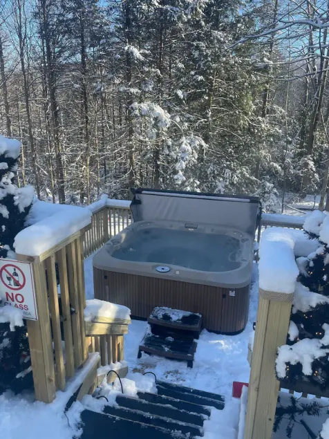 Cozy Chalet 5mins from Okemo, SAUNA JACUZZI HOT TUB - Image 1