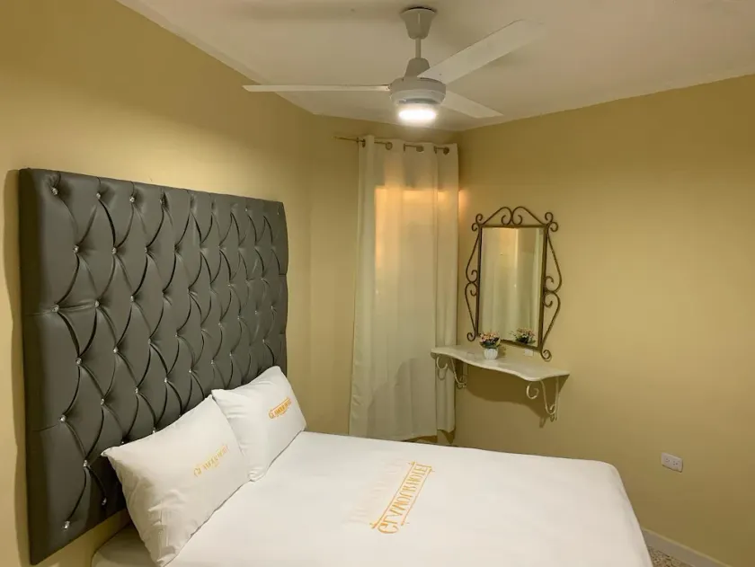 Newly renovated Hotel with free parking and wifi - Image 1