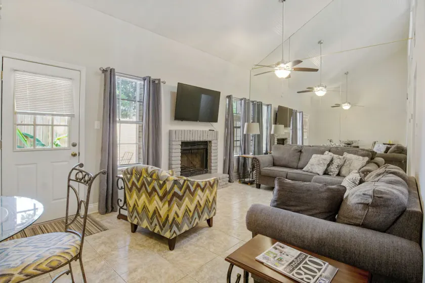 Cozy Clean Updated Townhome, Central located! - Image 1