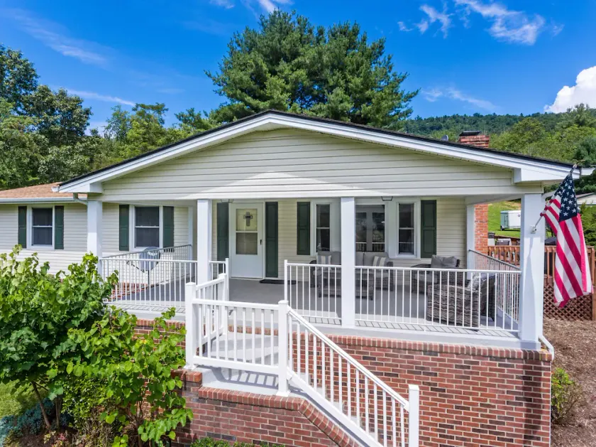 Spacious 4BR Mountain Stay • Perfect for Virginia Tech & Radford Visits - Image 1