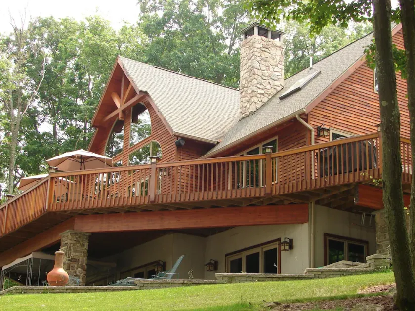 Luxurious Lakefront Home - Image 1