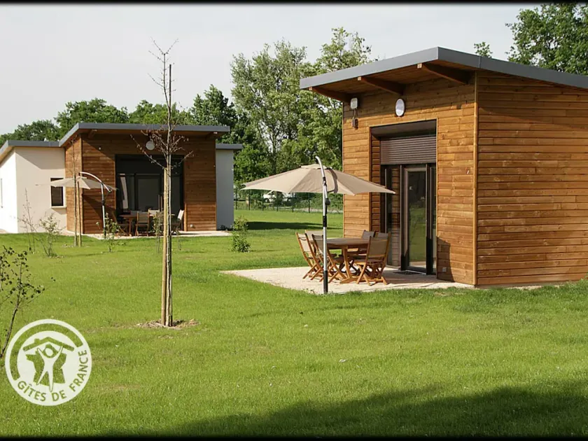 Chalet en bord d'étang avec terrasse, animaux acceptés - Image 1