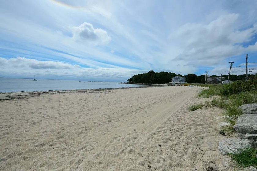 Point O Woods House walk to private beach - Image 1