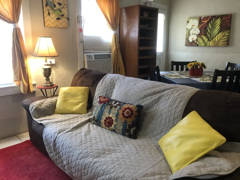 Sunflower Daze🌻 -35 min to beach-FAST wifi-kitchen - Image 1
