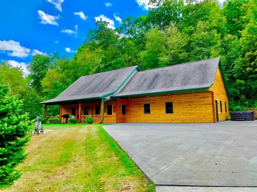 Log Cabin/ w hot tub, outdoor pool & pool table - Image 1