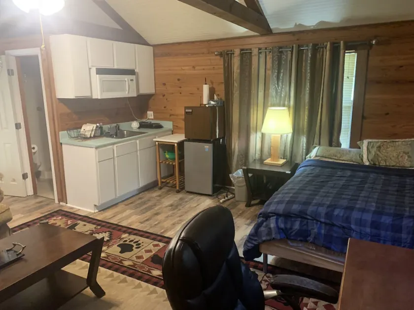 Cozy Upstairs Studio - Image 1
